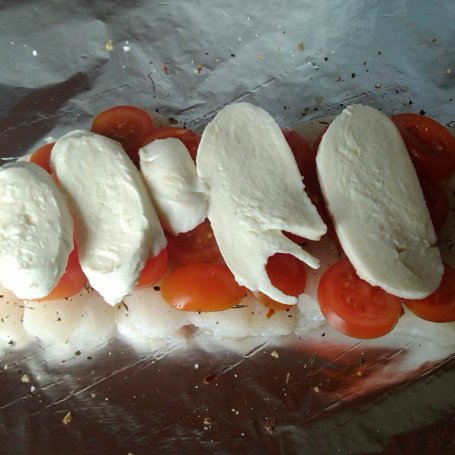 Krok 2 - Dorsz pod mozzarellą z pomidorkami koktajlowymi  foto