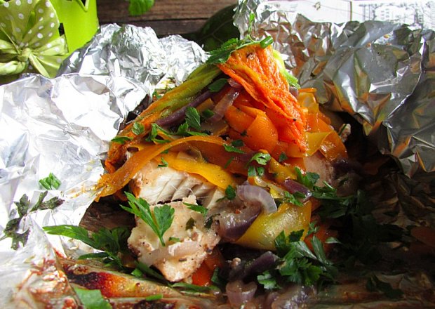 Fotografia przedstawiająca Dorsz w papilotach z warzywami pieczony na grillu