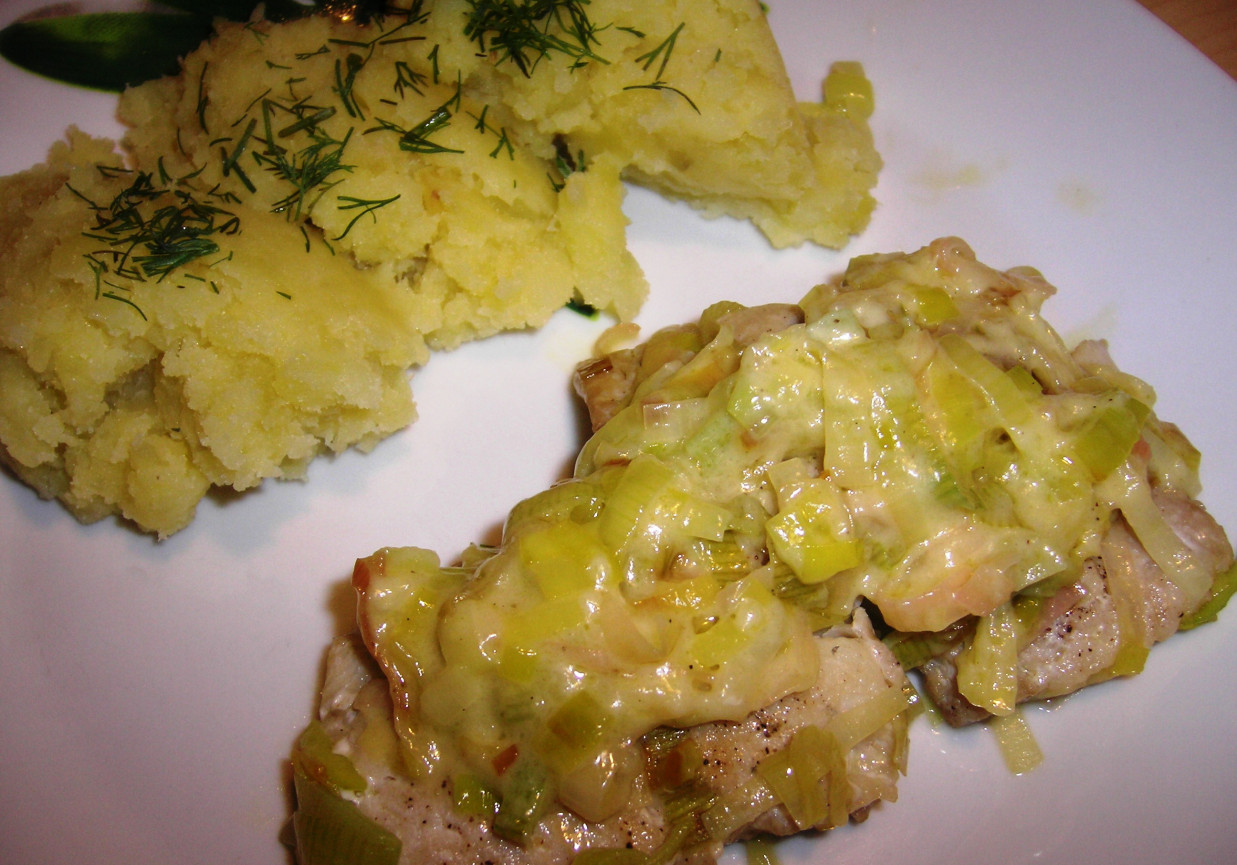 Dorsz w porowo-śmietanowym sosie foto