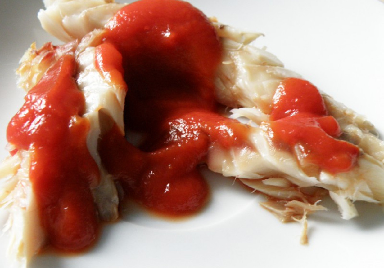 Dorsz wędzony w aromatycznym sosie pomidorowym foto