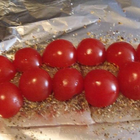 Krok 3 - Dorsz z pomidorkami i serem foto