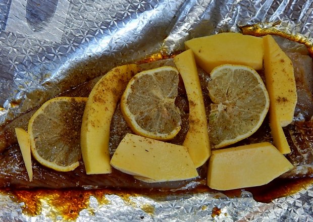 Fotografia przedstawiająca Dorsz z sosem sojowym, cynamonem i cytryną - z piekarnika