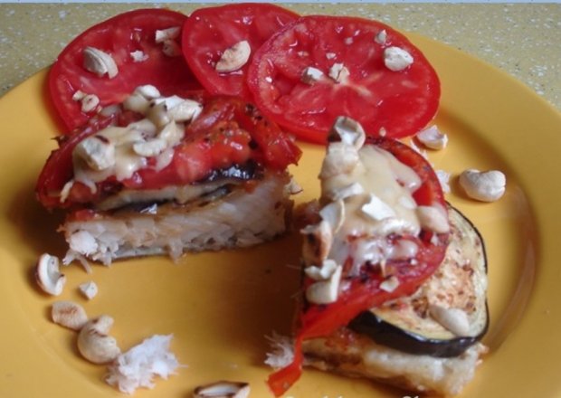 Fotografia przedstawiająca Dorsz zapiekany pod bakłażanem i pomidorem