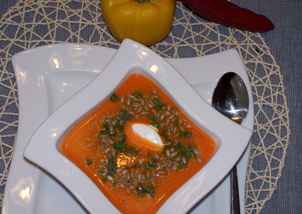 Fotografia przedstawiająca Dość rozgrzewająca zupa, czyli krem z papryki :)