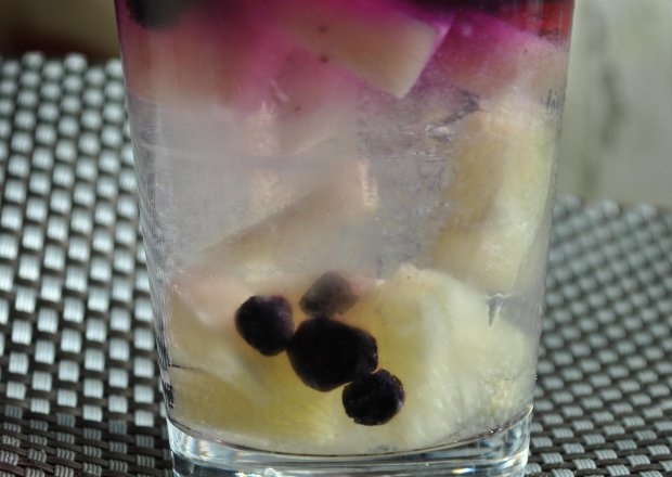 Fotografia przedstawiająca Drink ananasowo- jagodowy