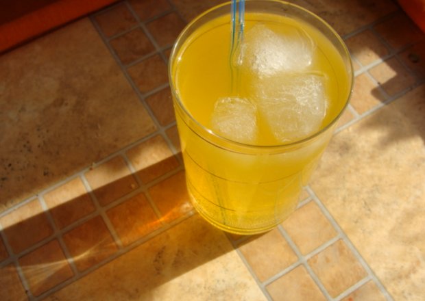 Fotografia przedstawiająca drink ananasowy