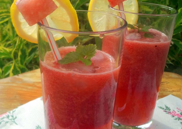Fotografia przedstawiająca drink arbuzowy