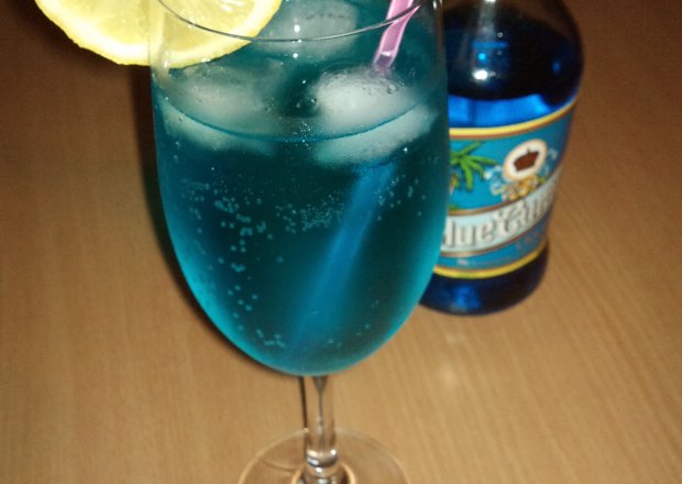 Fotografia przedstawiająca Drink Błękit Paryża
