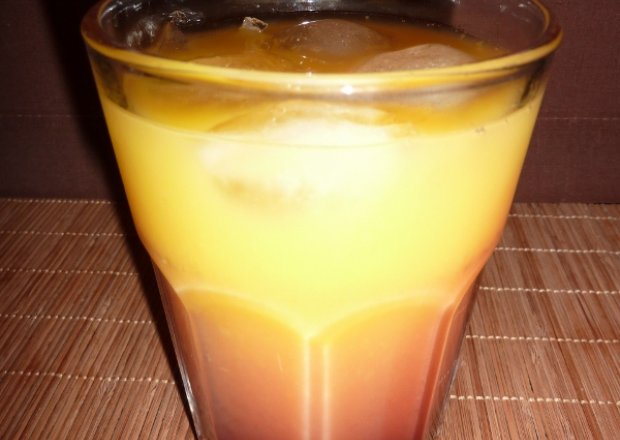 Fotografia przedstawiająca Drink malinowo pomarańczowy