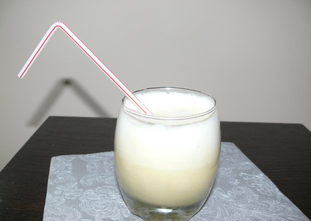 Fotografia przedstawiająca Drink mleczno- ananasowy