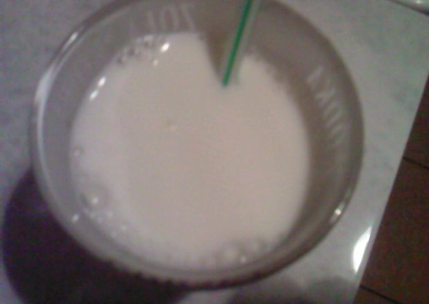 Fotografia przedstawiająca Drink mleczny z rodzynkami