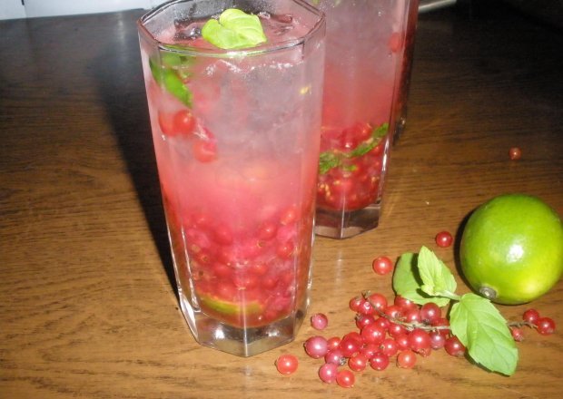 Fotografia przedstawiająca Drink Mohito z czerwoną porzeczką