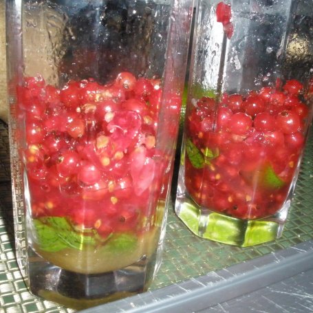 Krok 2 - Drink Mohito z czerwoną porzeczką foto