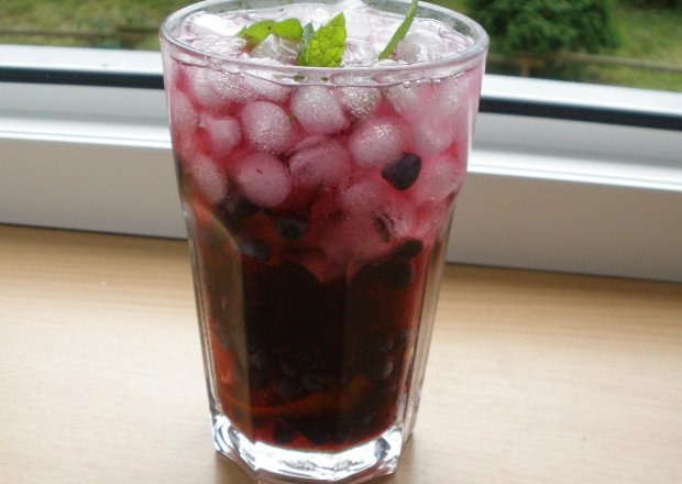 Fotografia przedstawiająca Drink Mohito z jagodami