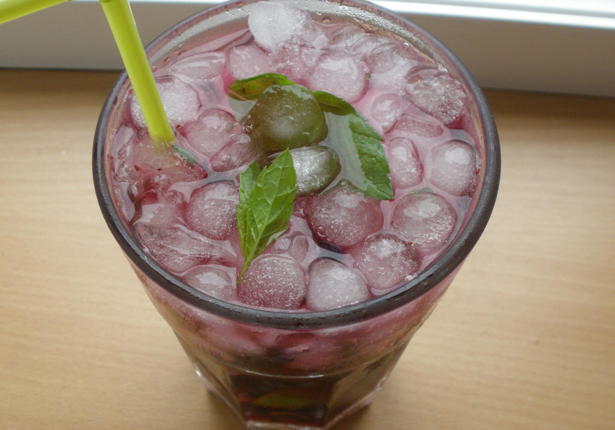 Drink Mohito z jagodami foto