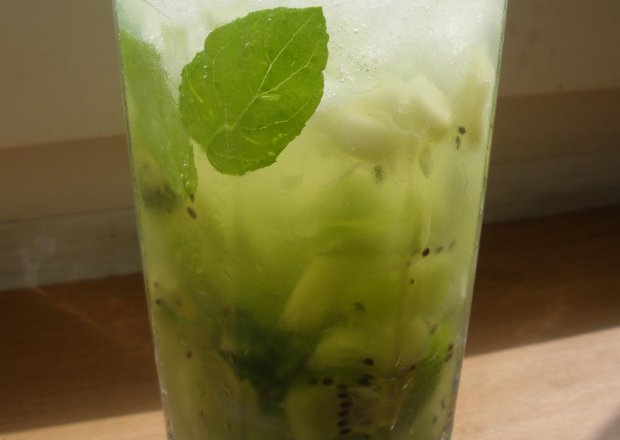 Fotografia przedstawiająca Drink Mohito z kiwi