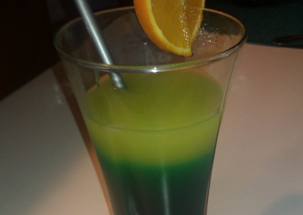 Fotografia przedstawiająca Drink niebiesko - pomarańczowy