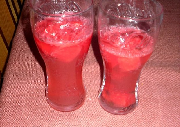 Fotografia przedstawiająca Drink o smaku arbuza