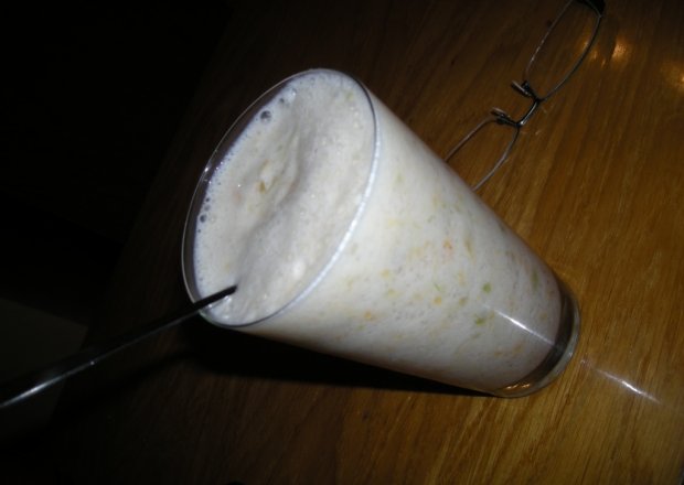 Fotografia przedstawiająca drink owocowy z malibu