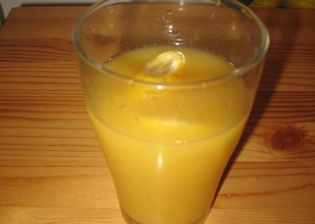 Fotografia przedstawiająca Drink pomarańczowo kokosowy