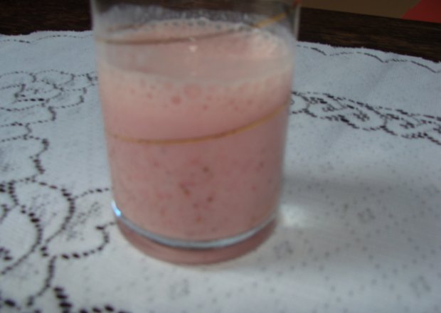 Fotografia przedstawiająca drink truskawkowy