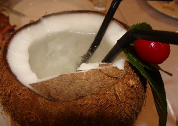 Fotografia przedstawiająca drink w kokosie