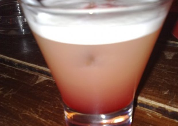 Fotografia przedstawiająca Drink warstwowy czerwony