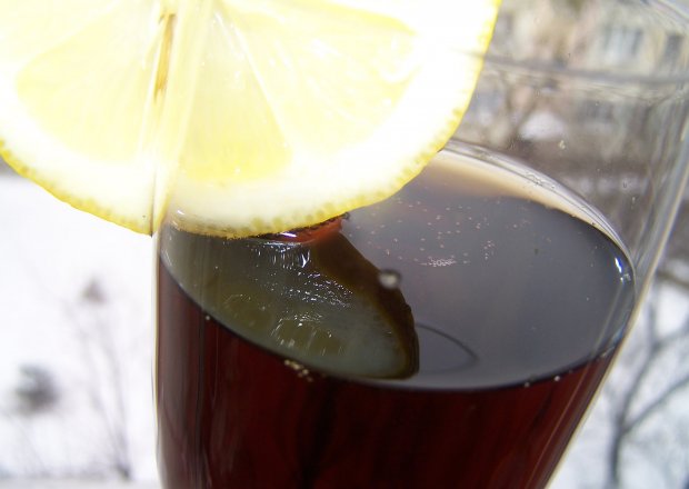 Fotografia przedstawiająca drink \"wino-cola\"