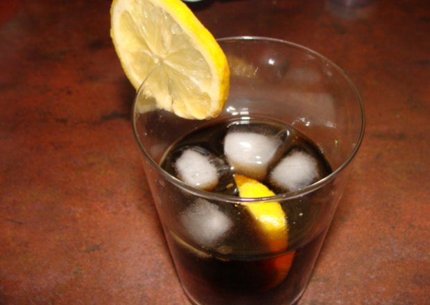 Fotografia przedstawiająca drink z colą
