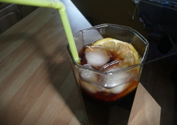 Fotografia przedstawiająca drink z cola