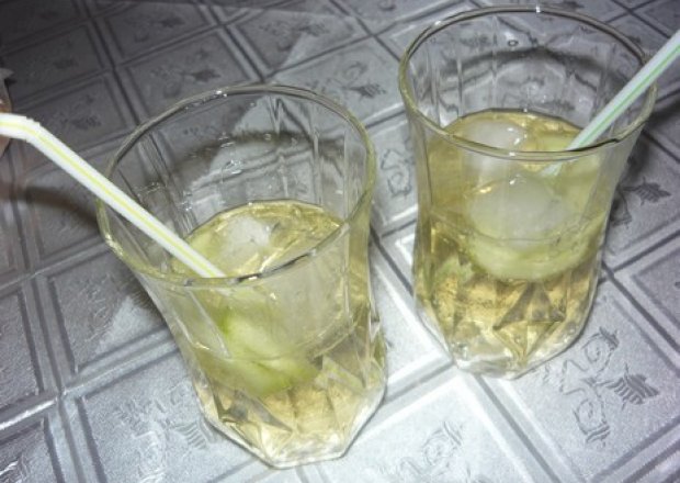 Fotografia przedstawiająca Drink z ogórkiem