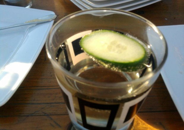 Fotografia przedstawiająca drink z ogórkiem