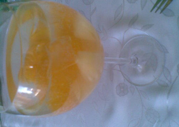 Fotografia przedstawiająca drink z owocami