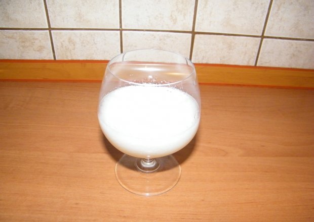 Fotografia przedstawiająca drink z pinacoladą i kokosem
