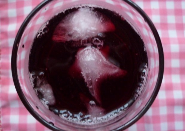 Fotografia przedstawiająca Drink z sokiem z czarnej porzeczki