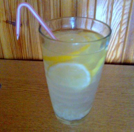 Fotografia przedstawiająca Drink z tonikiem
