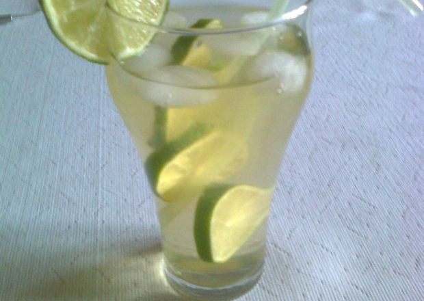 Fotografia przedstawiająca Drink ziołowy z limonką