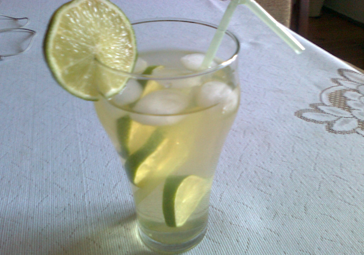 Drink ziołowy z limonką foto