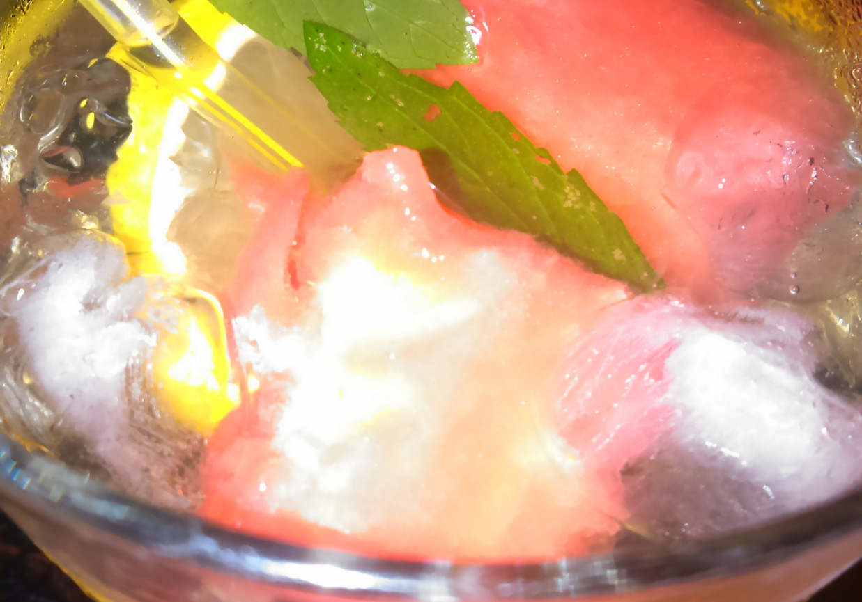 Drink żubrówkowy o smaku arbuza i miety foto