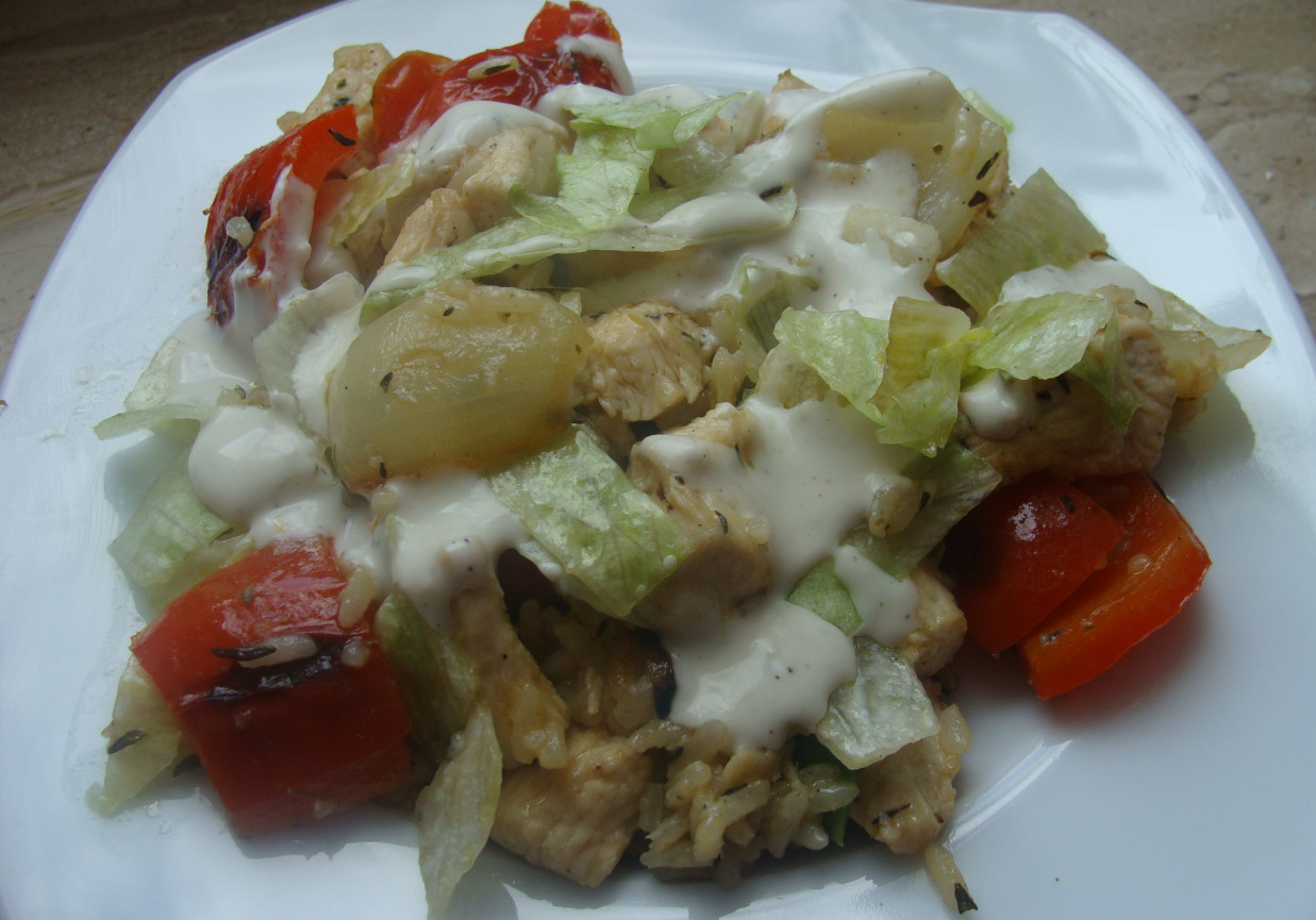 Drobiowa potrawka z ryżem i warzywami foto