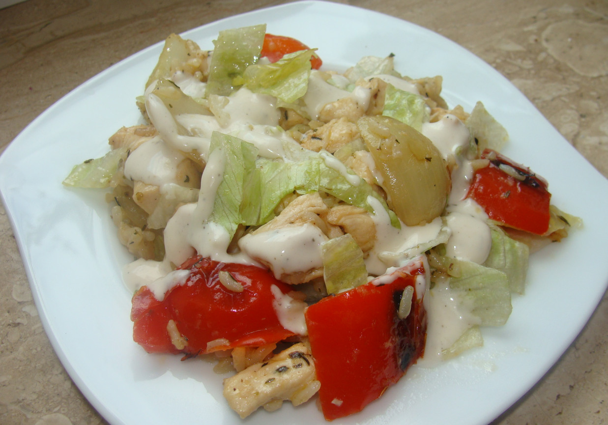 Drobiowa potrawka z ryżem i warzywami foto