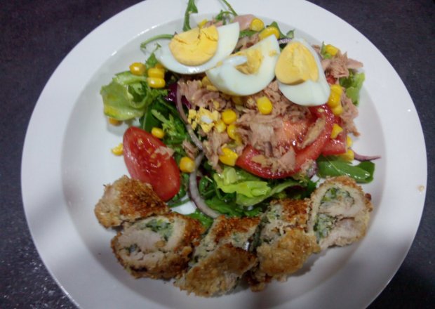 Fotografia przedstawiająca Drobiowa rolada ze szpinakiem i salatka z tunczyka