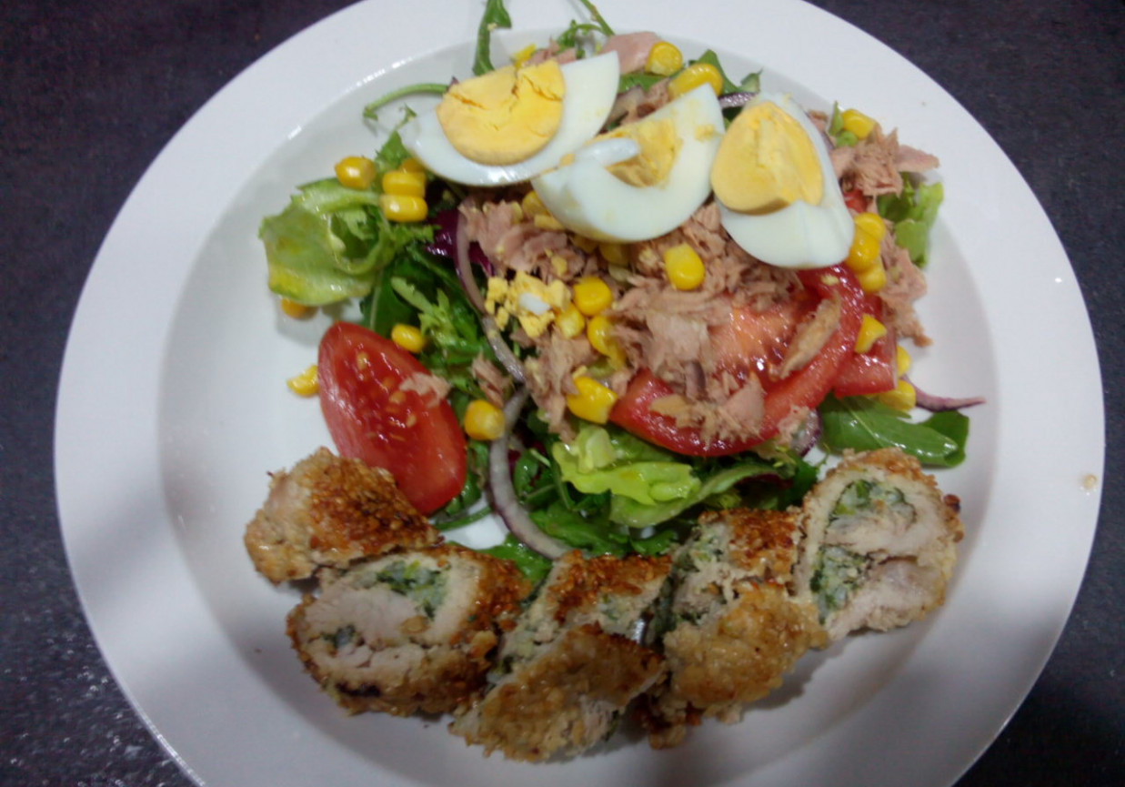 Drobiowa rolada ze szpinakiem i salatka z tunczyka foto
