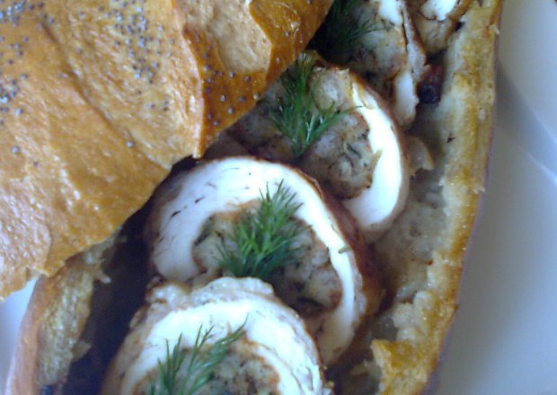 Fotografia przedstawiająca Drobiowa roladka pieczona w chlebie