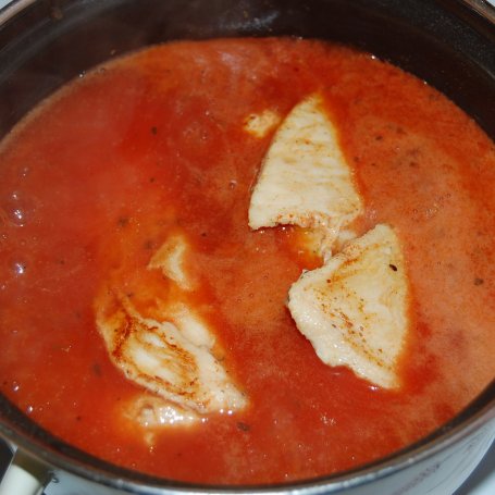 Krok 6 - Drobiowa roladka w sosie pomidorowym z mozzarellą  foto