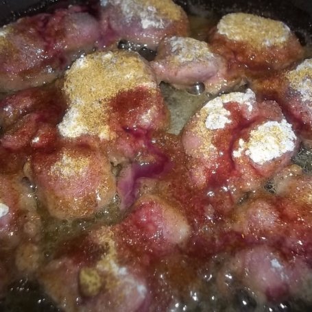 Krok 1 - Drobiowa wątróbka z cebulą, fasolką i sosem pomidorowo-musztardowym foto