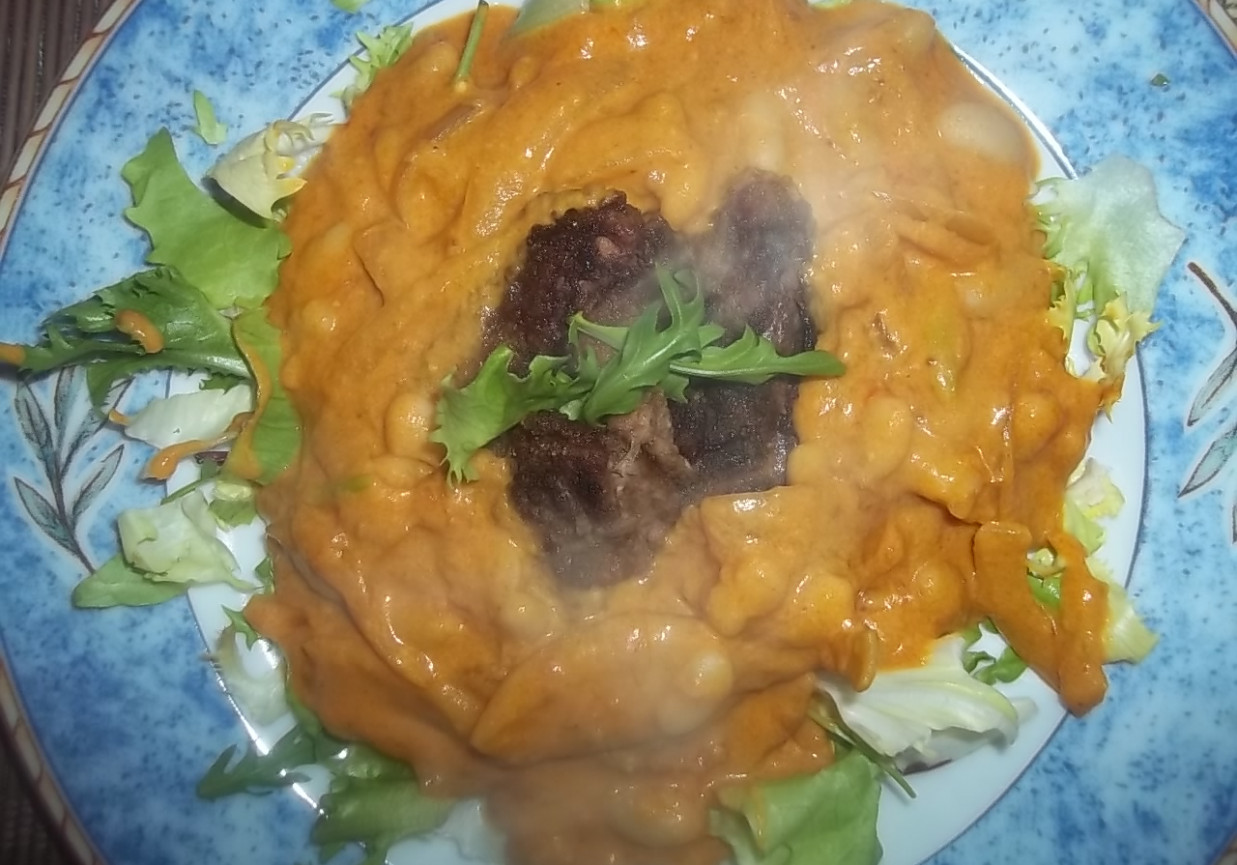 Drobiowa wątróbka z cebulą, fasolką i sosem pomidorowo-musztardowym foto