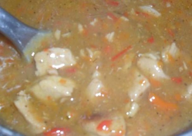 Fotografia przedstawiająca drobiowa zupa gulaszowa
