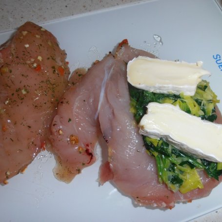 Krok 3 - Drobiowe kieszonki ze szpinakiem camembertem oraz sosem cytrynowym foto