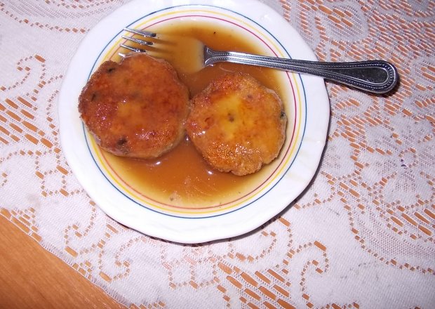 Fotografia przedstawiająca Drobiowe kotleciki z sosem pieczeniowym